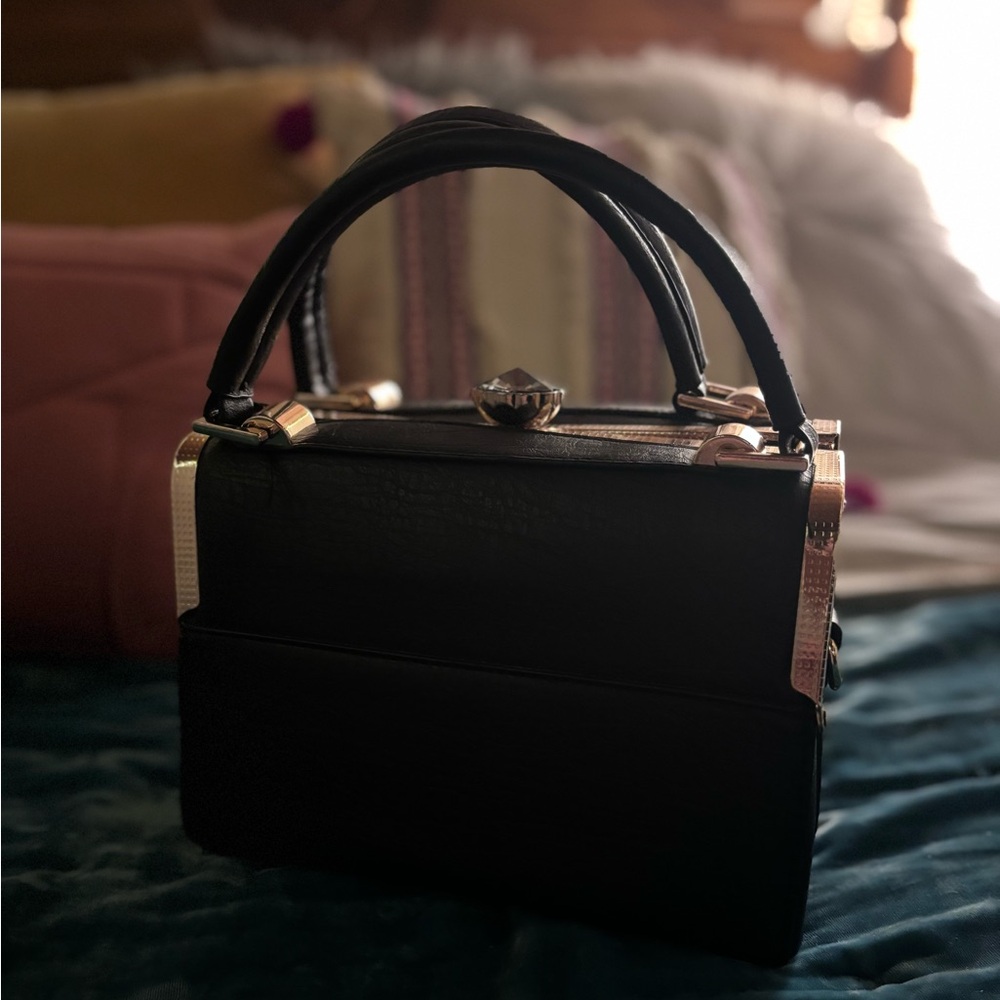 Super cute dressy black handbag!